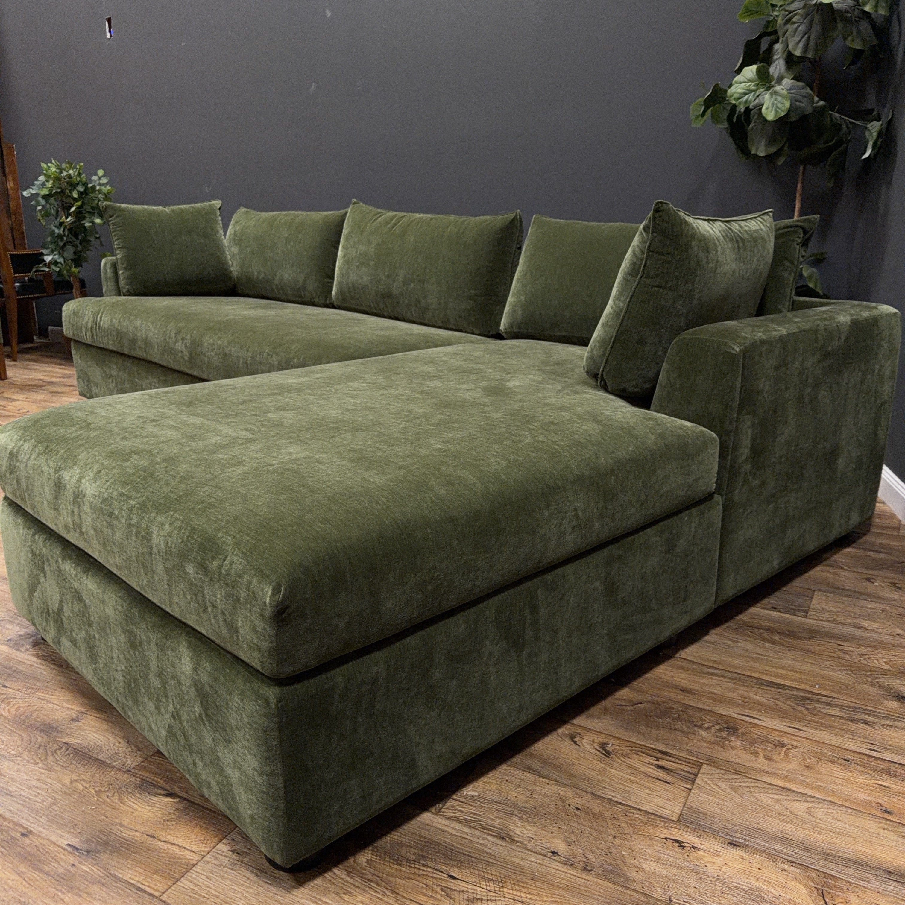 Poly & Bark - Milo Right-Facing Sleeper Sectional