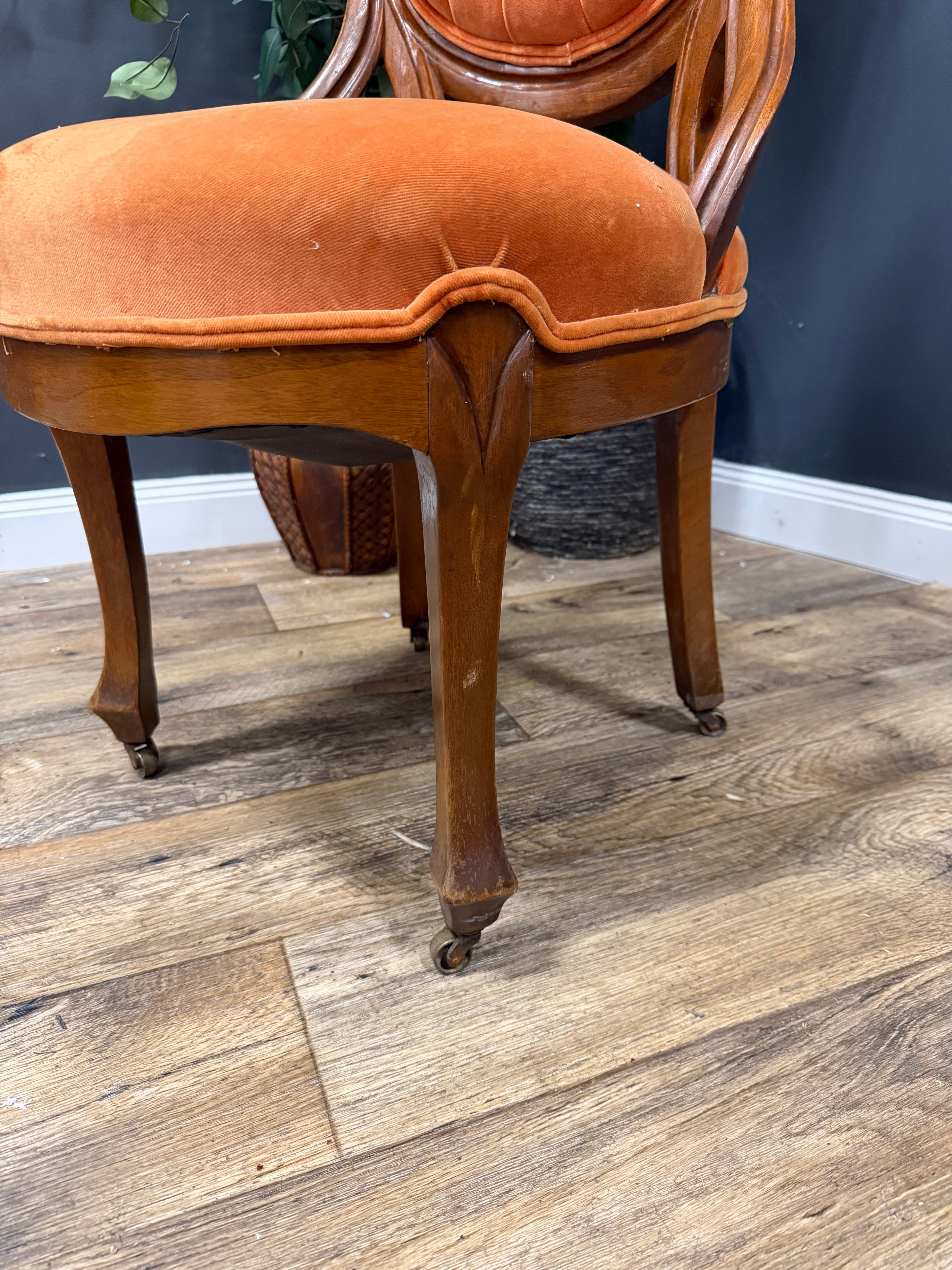 Victorian Style Tufted Accent Chair