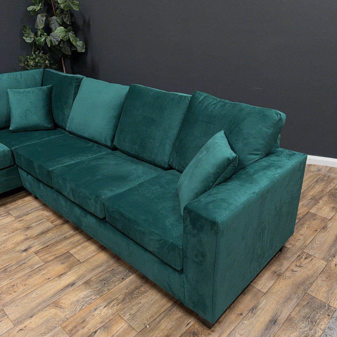 Eilis Sectional Sofa with Ottoman in Harmony Emerald